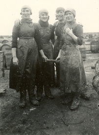 Ch4 p67 - Scots fishergirls Lowestoft North Denes 1920s